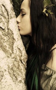 woman_kissing_tree